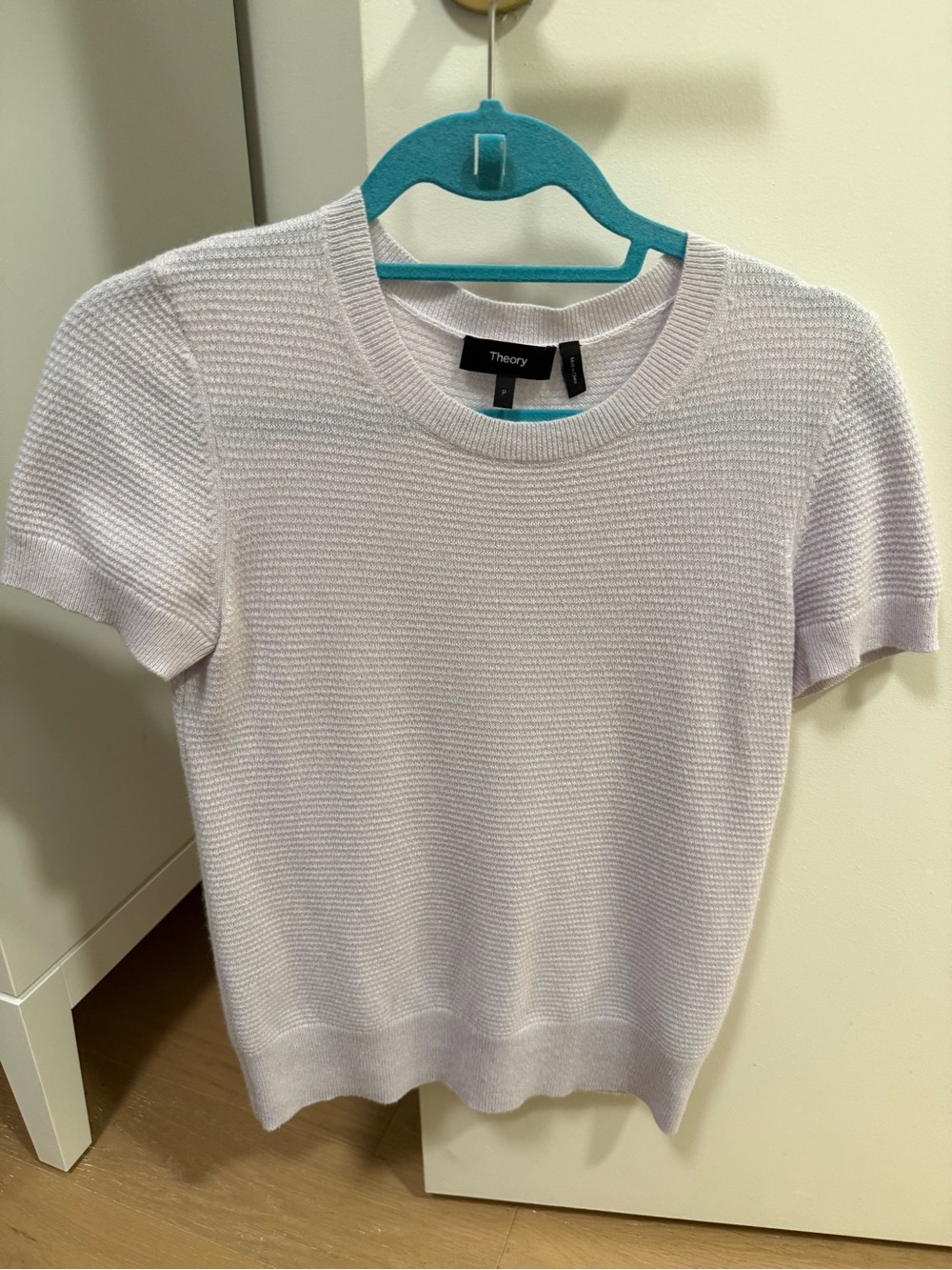 Theory Short-Sleeve Cashmere Crew Sweater in Pale Lavender